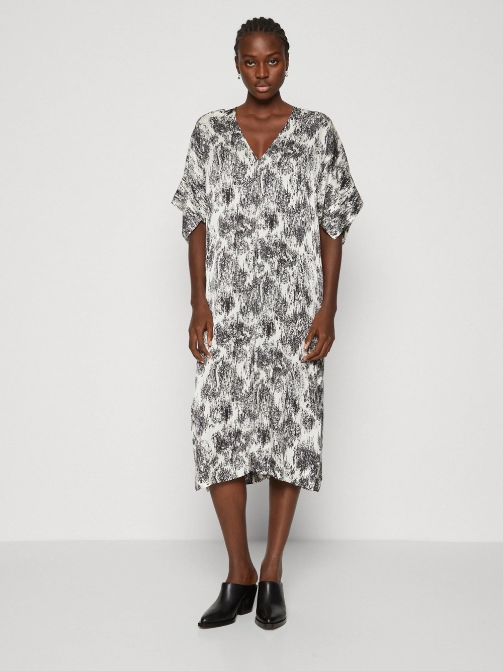 DAY Abstract Black & White V-Neck Midi Dress relaxed fit size US 10 NWT